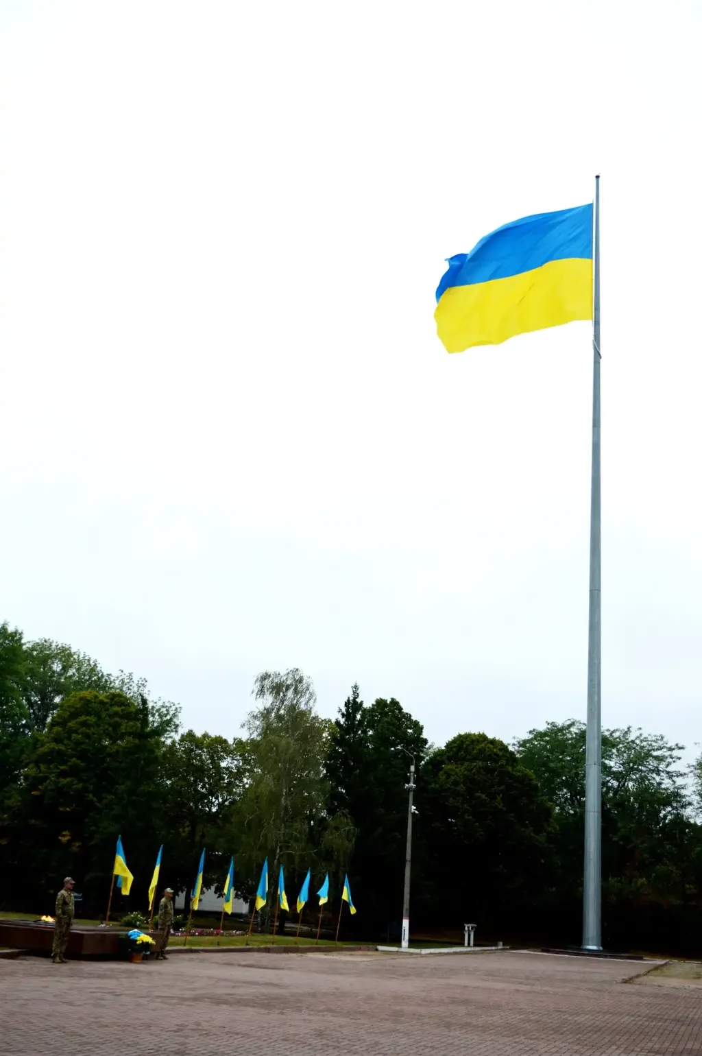 У Кропивницькому підняли найбільший в області Державний Прапор України