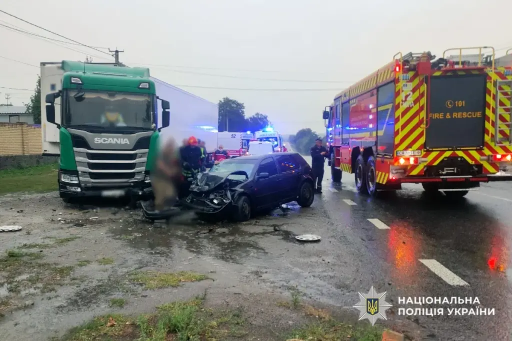 На Черкащині легковик врізався у вантажівку: троє людей у лікарні