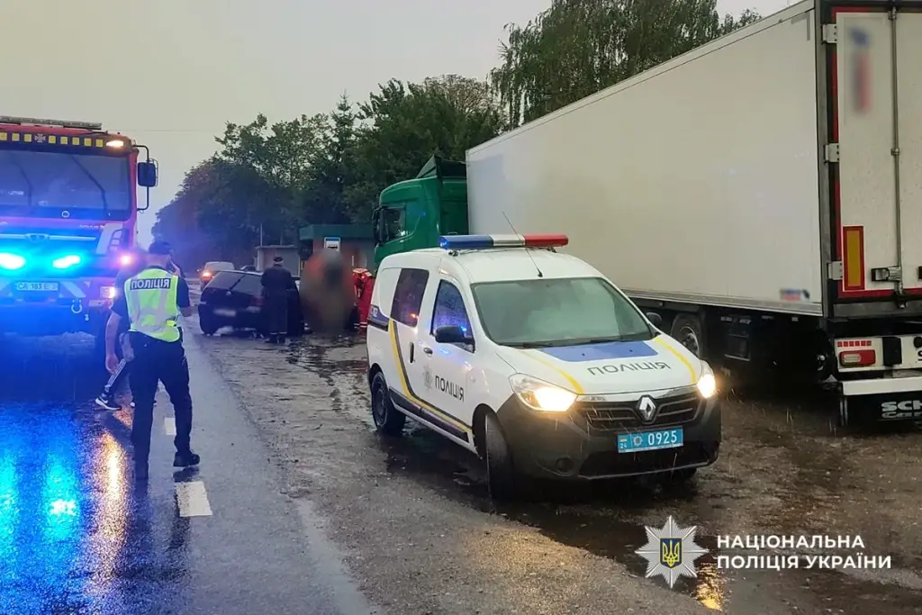На Черкащині легковик врізався у вантажівку: троє людей у лікарні