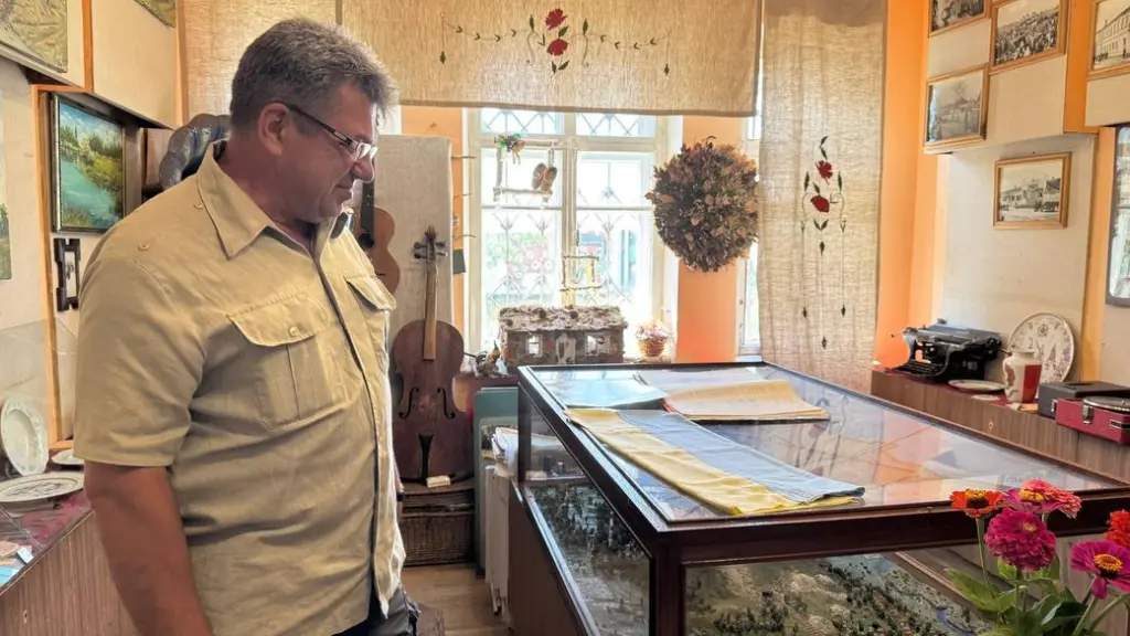 У Світловодську зберігають перший синьо-жовтий прапор міста: історія стяга 1990 року