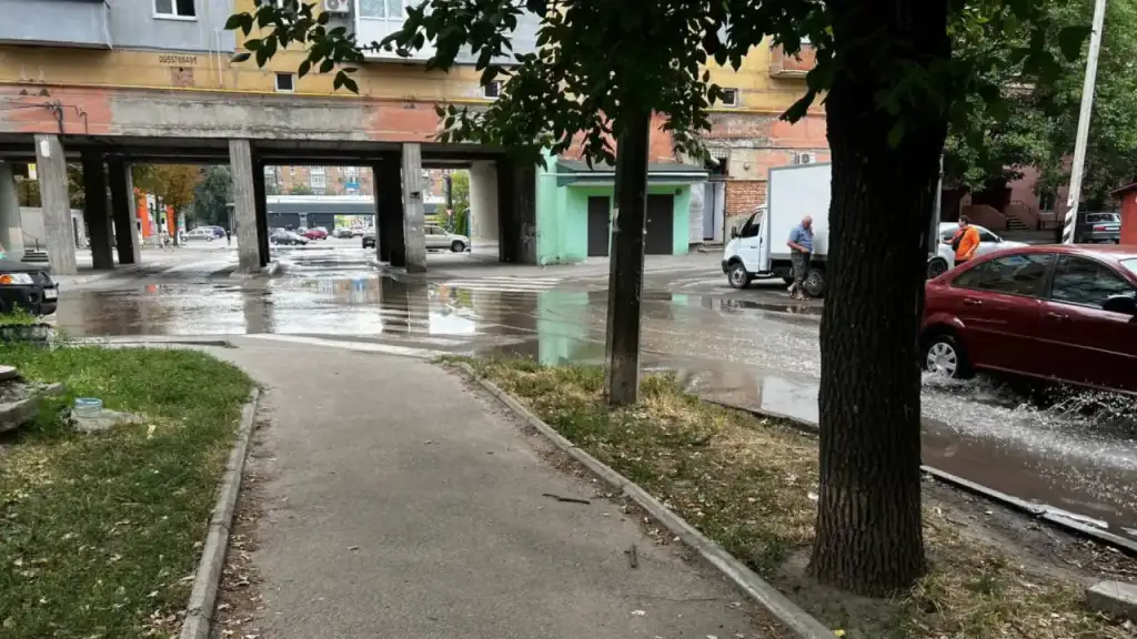 У Кропивницькому через аварію на водомережі затопило дорогу в мікрорайоні Ковалівка