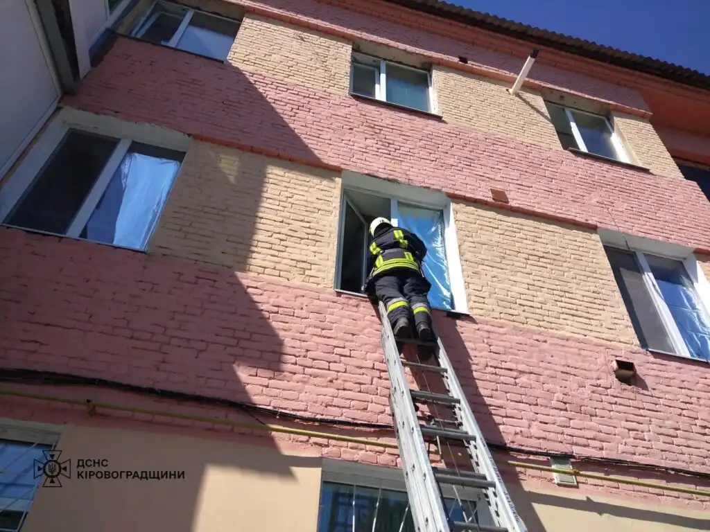 У Знам’янці рятувальники витягнули з квартири непритомну жінку