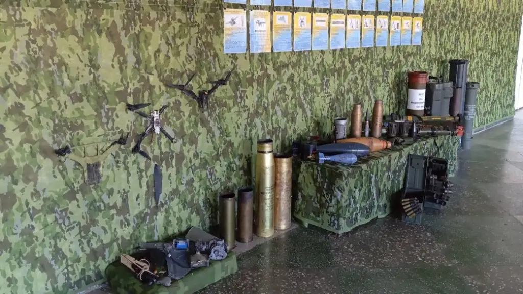 У Гайвороні відкрили виставку військової зброї та уламків із фронту