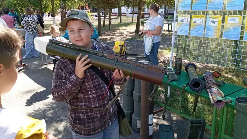 У Гайвороні відкрили виставку військової зброї та уламків із фронту