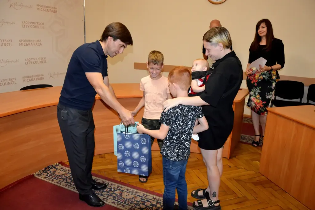 У Кропивницькому школярам пільгових категорій вручили набори до 1 вересня