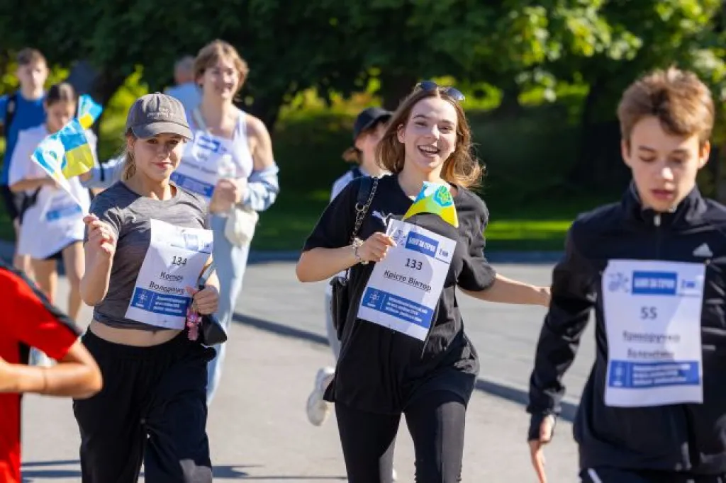 У Світловодську понад 300 містян пробігли за героїв України