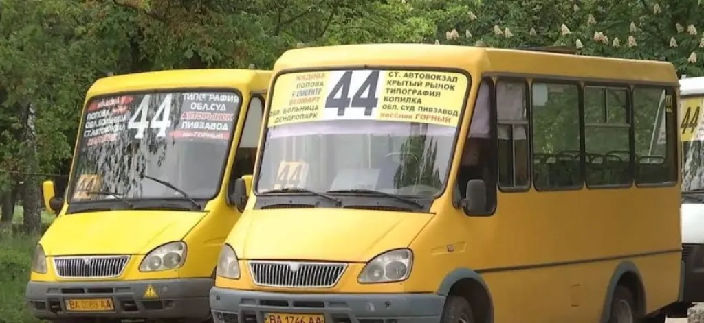 У Кропивницькому з маршрутки №77 під час руху відпали двері та сходинка