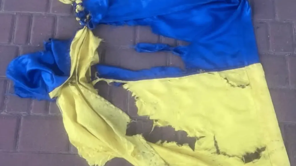 У Кропивницькому нетверезий чоловік зірвав український прапор: поліція відкрила справу