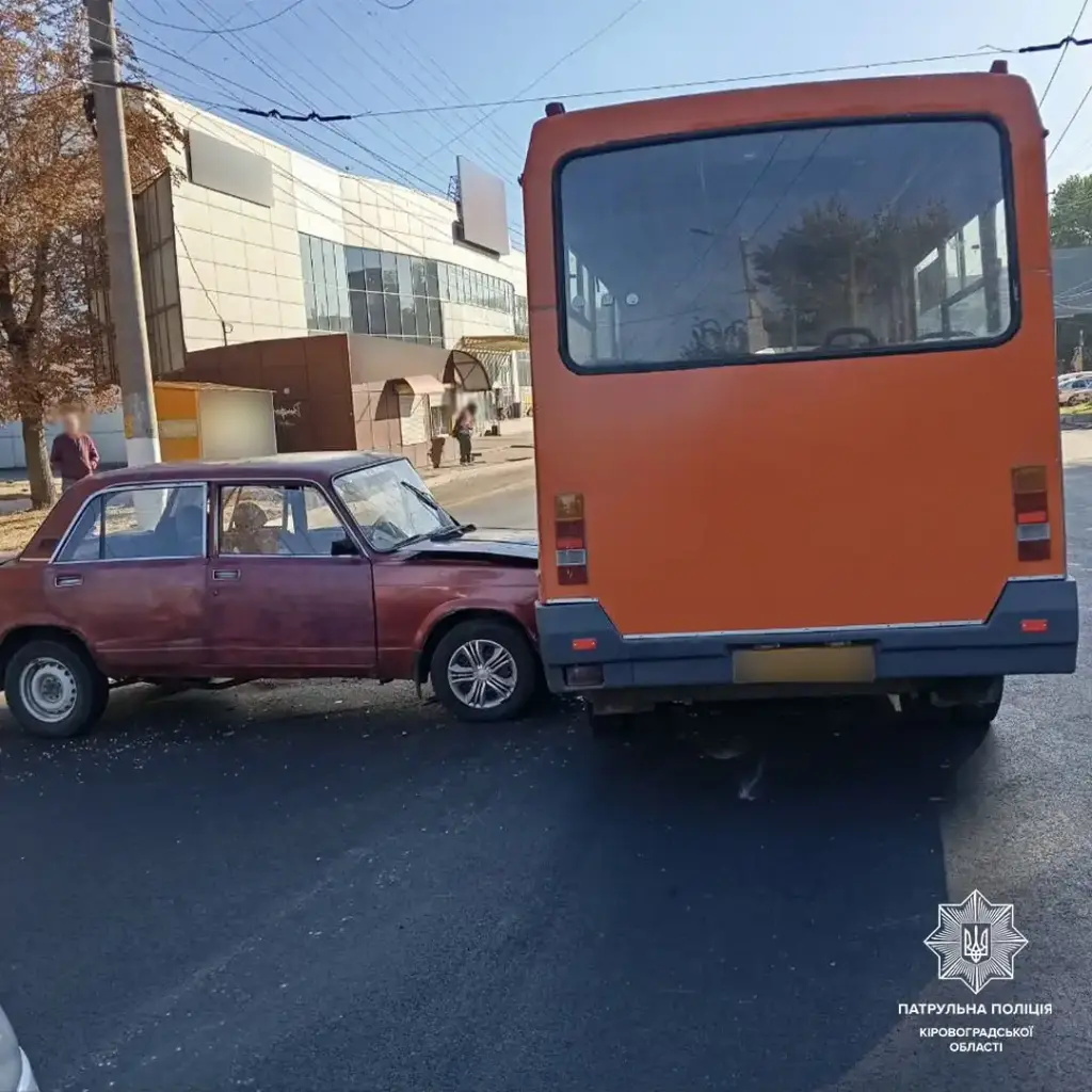 У Кропивницькому легковик врізався в маршрутку на Соборній