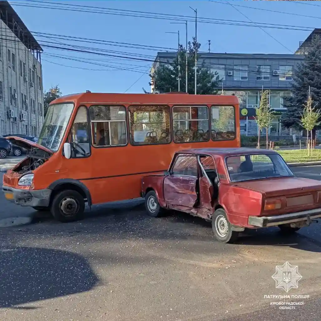 У Кропивницькому легковик врізався в маршрутку на Соборній