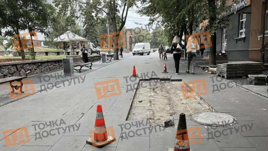 У центрі Кропивницького нова плитка деформувалася після дощу: реакція міськради