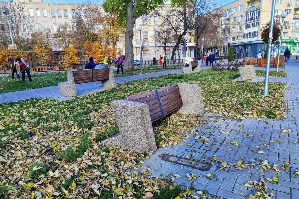 У Кропивницькому вандали перевернули 13 лавок у Центральному сквері