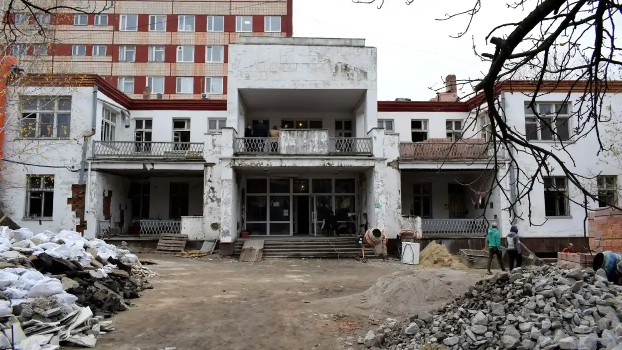 У Кропивницькому триває капремонт стоматологічної клініки: до зими планують встановити новий дах