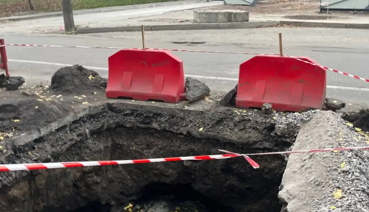 У Кропивницькому обмежили рух через ремонт водомережі біля площі Хмельницького