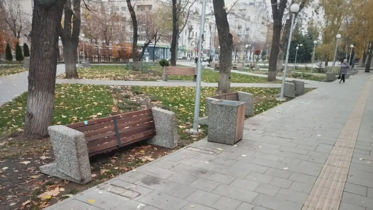 У Кропивницькому знову пошкодили лавки в Центральному сквері