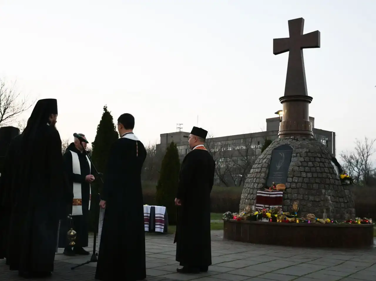 Кропивницький вшанував пам’ять жертв Голодоморів: громада об’єдналася біля меморіалу