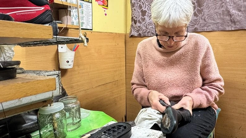 Жінка, яка дарує друге життя взуттю: кропивничанка вже 20 років працює майстринею