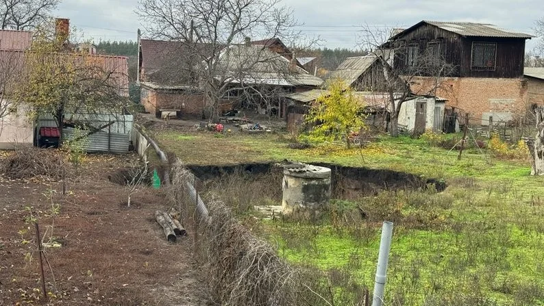 Провалля посеред двору: у жителів Олександрії рік руйнується подвір’я через стоки міського колектора