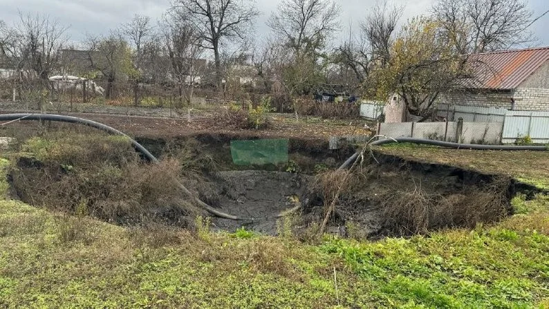 Провалля посеред двору: у жителів Олександрії рік руйнується подвір’я через стоки міського колектора