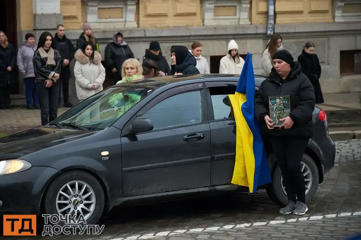 У Кропивницькому попрощалися з чотирма захисниками: у центрі зупинився траурний кортеж