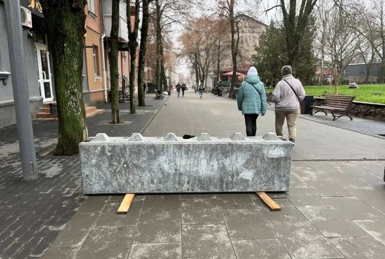 У Кропивницькому на пішохідній вулиці встановили бетонні блоки: причина зміни