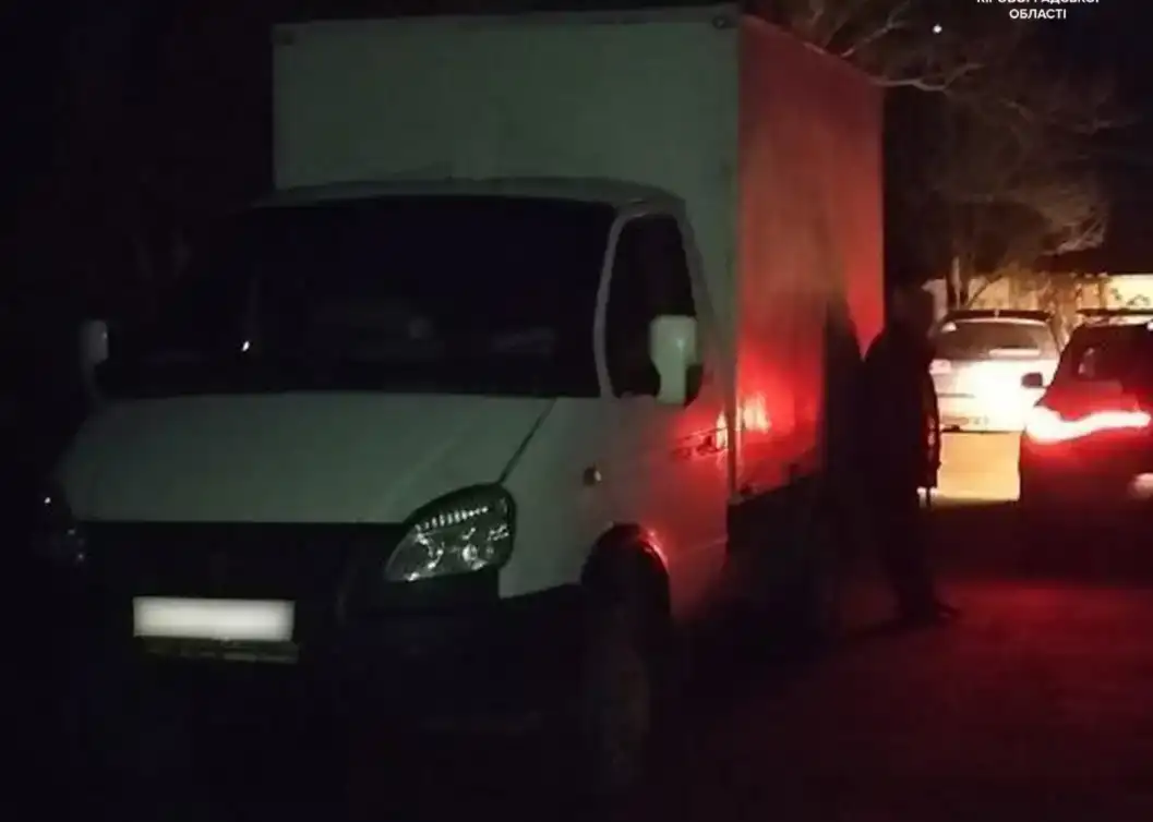 У Кропивницькому нетверезий водій фургона здійснив наїзд на припарковану Audi
