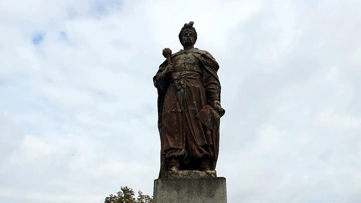 На привокзальній площі розпочали консервацію пам’ятника Богдану Хмельницькому