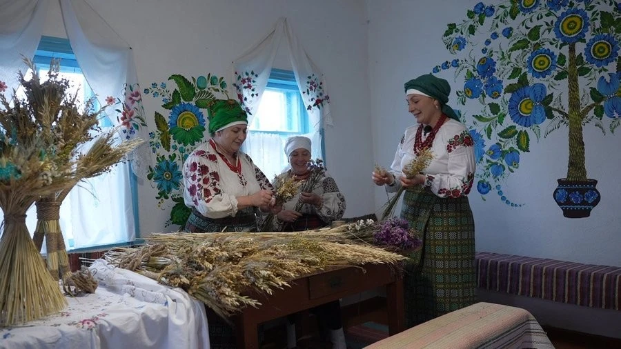 Різдвяні традиції Кіровоградщини: три сестри з Диківки плетуть дідухів