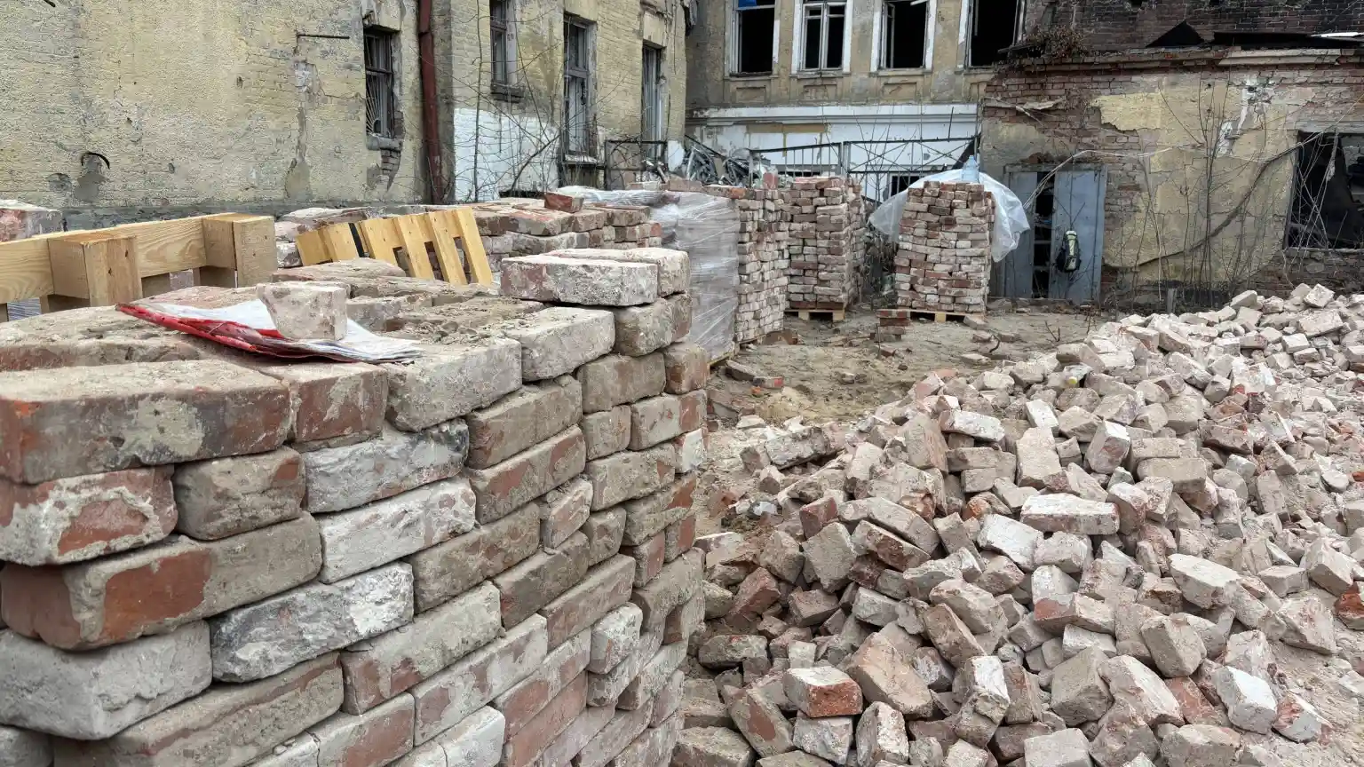 У Харкові зберігають цеглу XIX століття з історичного будинку, зруйнованого авіаударом