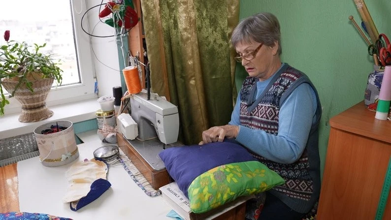 Пенсіонерка з Кропивницького шиє подушки для фронту