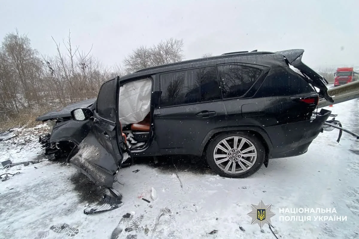 На Черкащині Lexus LX600 врізався в відбійник на трасі Н-01