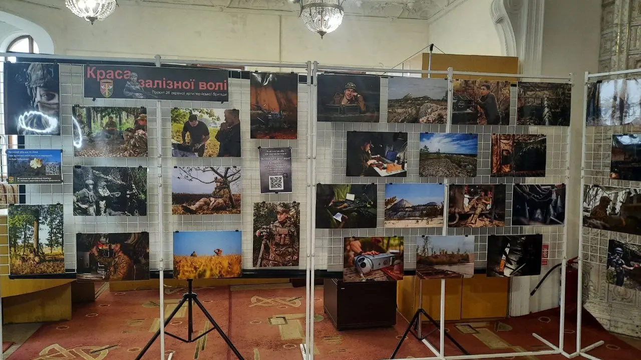 “Краса залізної волі”: у Кропивницькому відкрили фотовиставку про життя військових