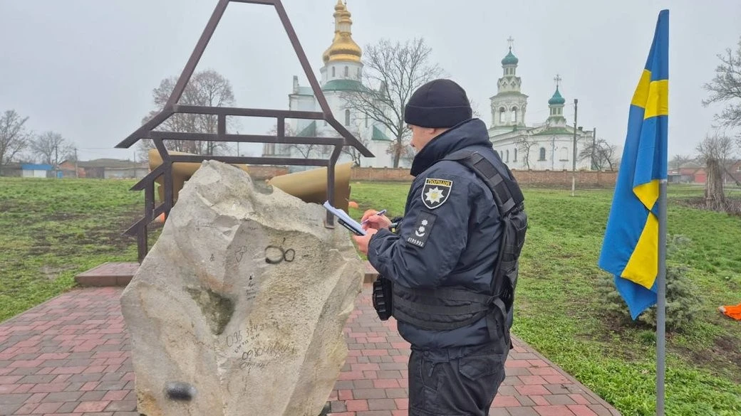 У Ромнах невідомі зруйнували пам’ятний знак Івана Мазепи та Карла XII