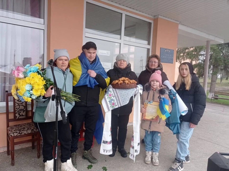 Повернення героя: у Благовіщенській громаді зустріли морського піхотинця після трирічного полону