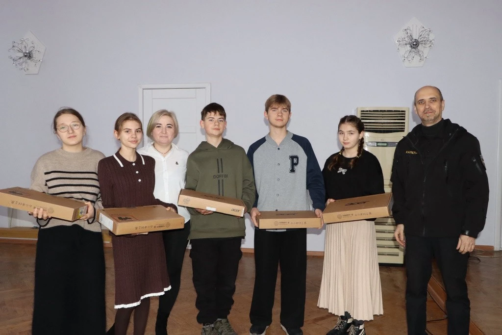 Подарунок до свят з прицілом на навчання: дітям з центру «Джерело життя» передали ноутбуки
