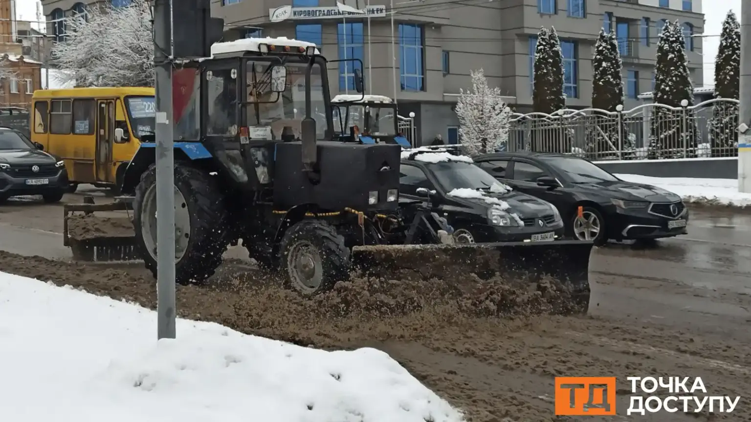 Кропивницький чистить дороги: де працює снігоприбиральна техніка