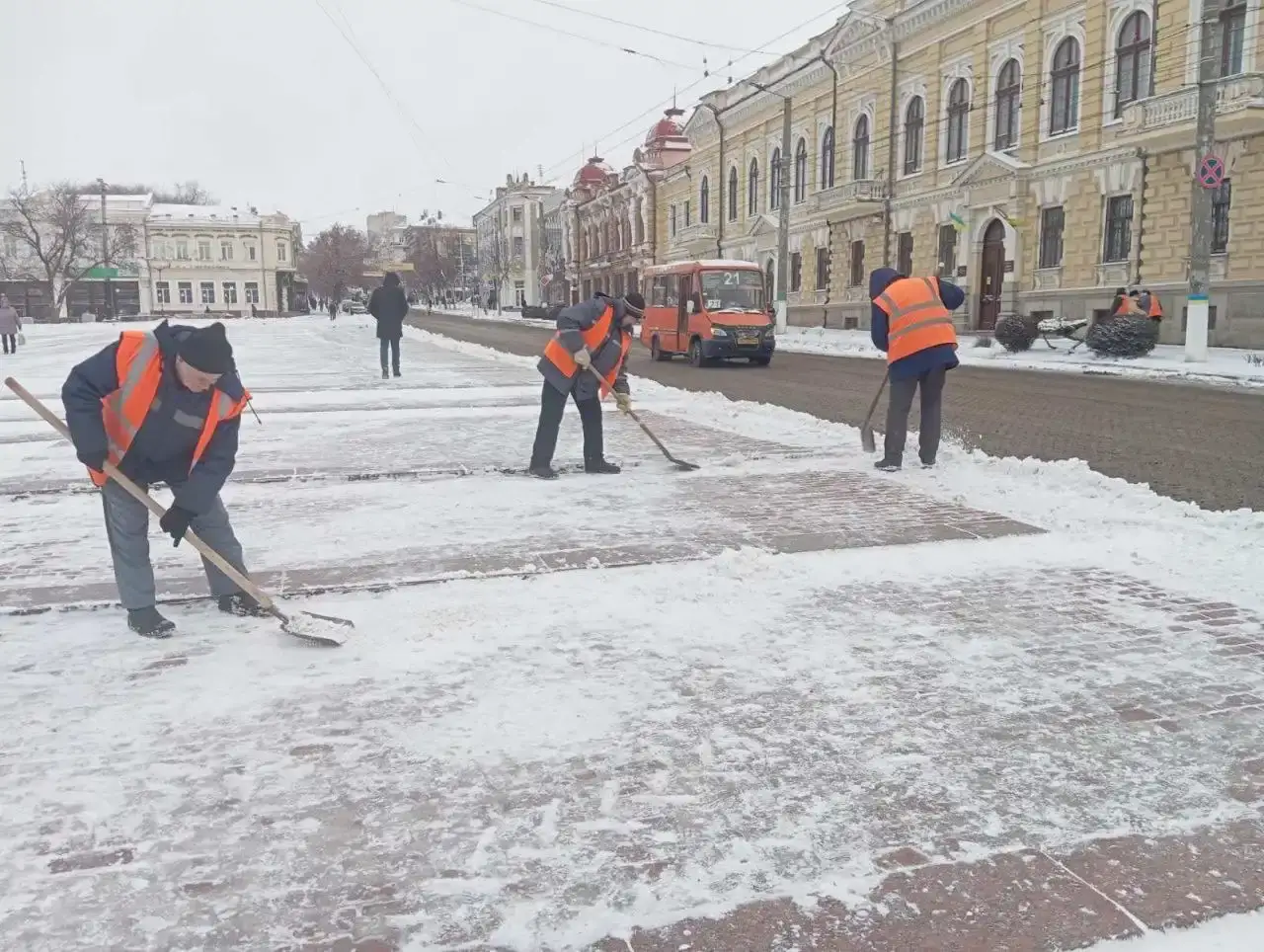 Місто після заметілі: як комунальники Кропивницького розчищають дороги і тротуари
