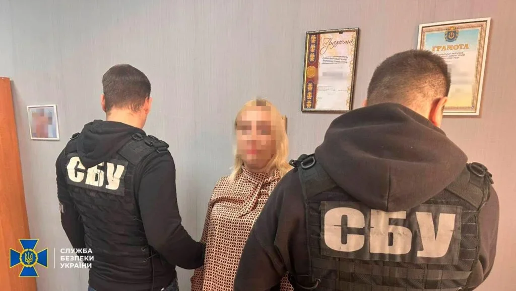 На Кіровоградщині викрито посадовицю ДВС, яка вимагала 70 тисяч гривень хабара