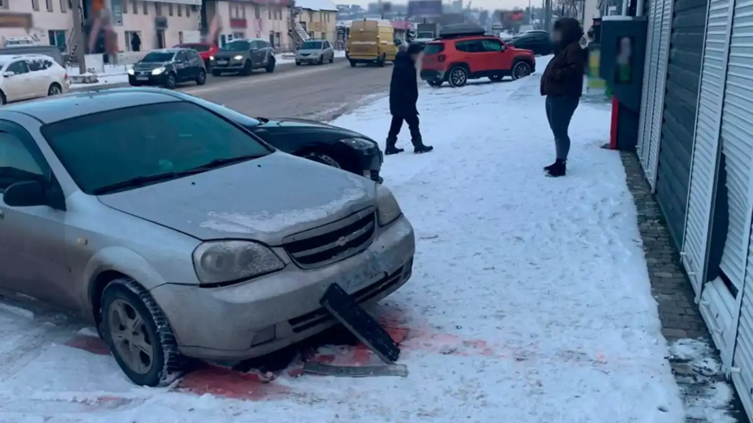 Ранкова ДТП у Кропивницькому: Chevrolet з’їхав з дороги та пошкодив авто і фасад магазину