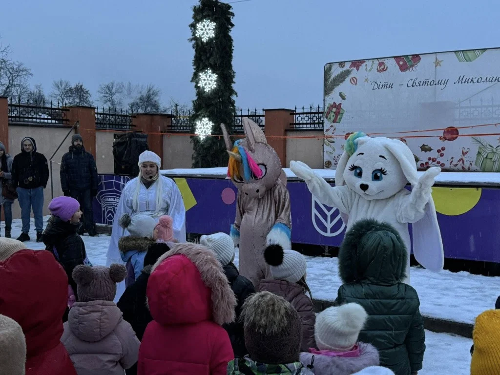 Свято у сквері: для дітей громади влаштували новорічні розваги просто неба