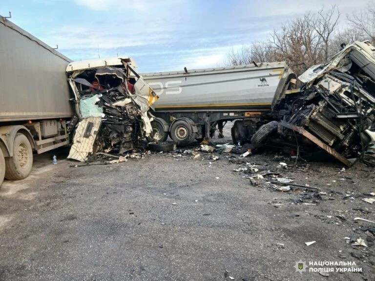 Лобове зіткнення вантажівок на трасі Кіровоградщини завершилося госпіталізацією водія