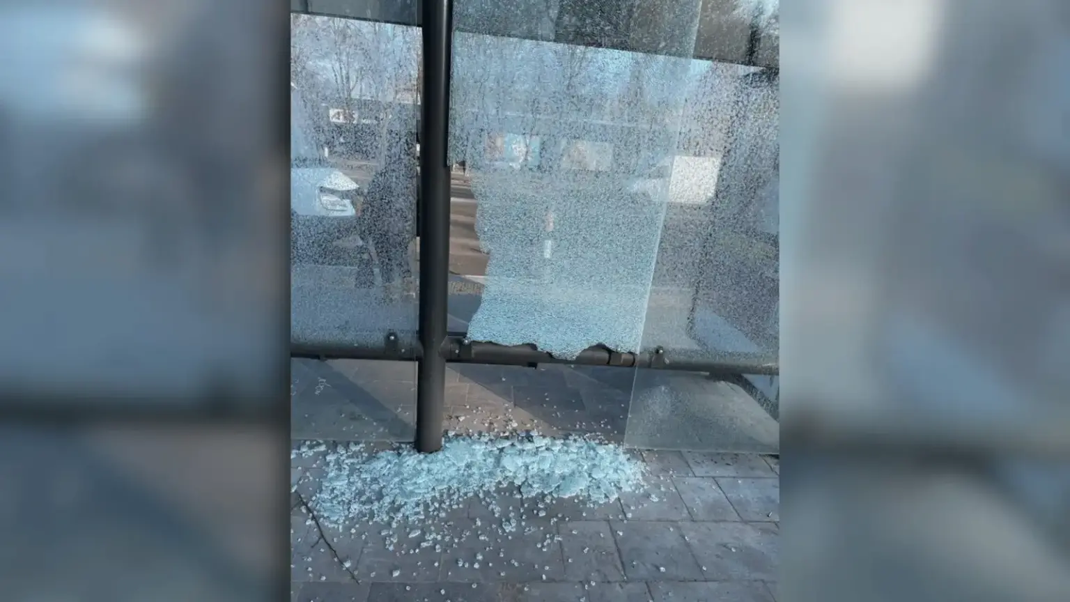 У Кропивницькому невідомі розбили скло на зупинці громадського транспорту