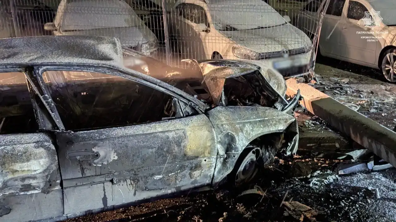У Кропивницькому Opel врізався в огорожу автопарку та загорівся: водій втік