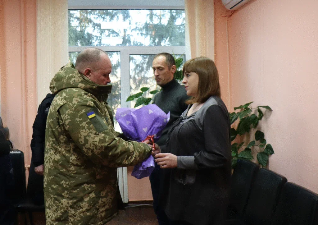 «Хрест Героя» за Покровськ: на Онуфріївщині вручили посмертну нагороду родині Андрія Ткаченка