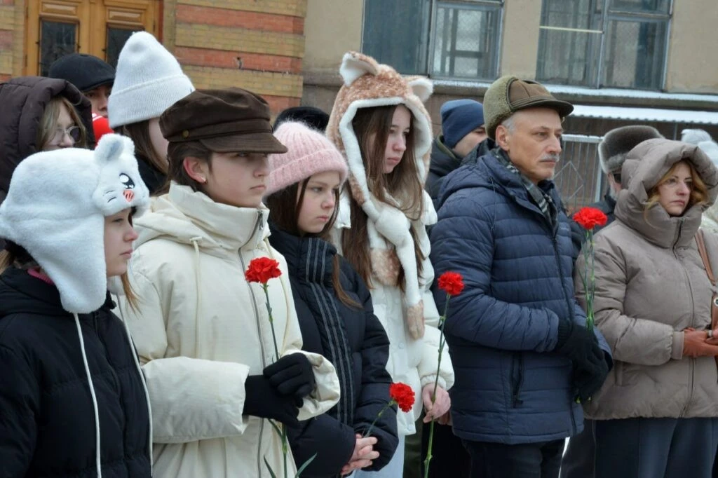Квіти та камінці пам’яті: у Кропивницькому згадали жертв Голокосту та загиблих від сучасної агресії