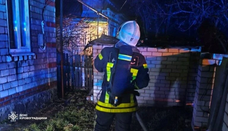 Вогняна доба на Кіровоградщині: рятувальники приборкали три пожежі у житловому секторі