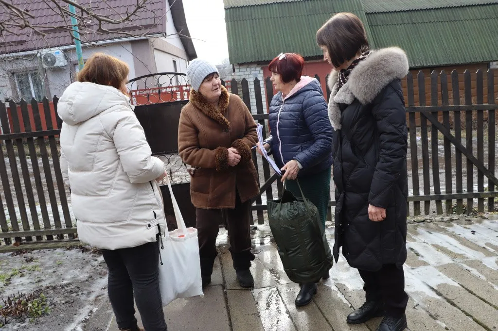 Зігріти турботою: в Олександрії вразливим категоріям містян роздають «Пакунки тепла»