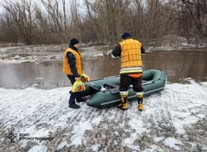 Допомога на воді: на Кіровоградщині рятувальники прорвалися до заблокованої підтопленням оселі