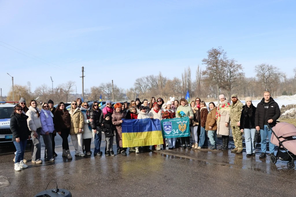 Колеса наближають перемогу: в Олександрії жіночий автопробіг зібрав кошти на автівку для морпіхів