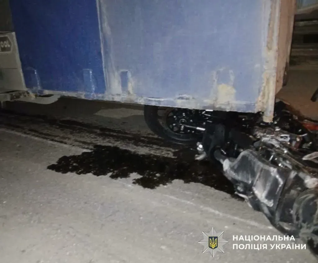 Нерівні сили на перехресті: в Олександрії підлітки на мотоциклі врізалися у вантажний автопоїзд